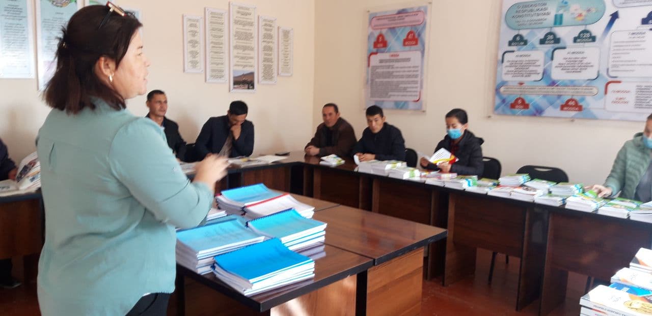 KITAPXANADAǴI JAŃA ÁDEBIYATLAR MENEN TANISTIRILDI