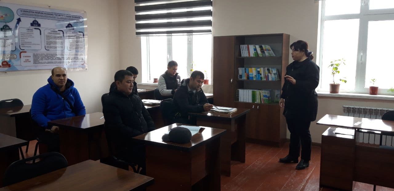 KITAPXANADAǴI JAŃA ÁDEBIYATLAR MENEN TANISTIRILDI