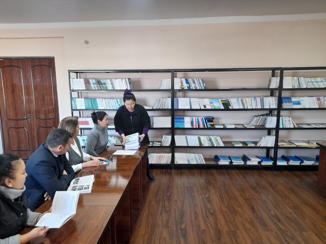 Yangi adabiyotlar bilan  tanishtirildi.