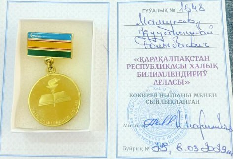“Qoraqalpogʿiston Respublikasi xalq ta’limi a’lochisi” koʿkrak nishoni bilan taqdirlandi.