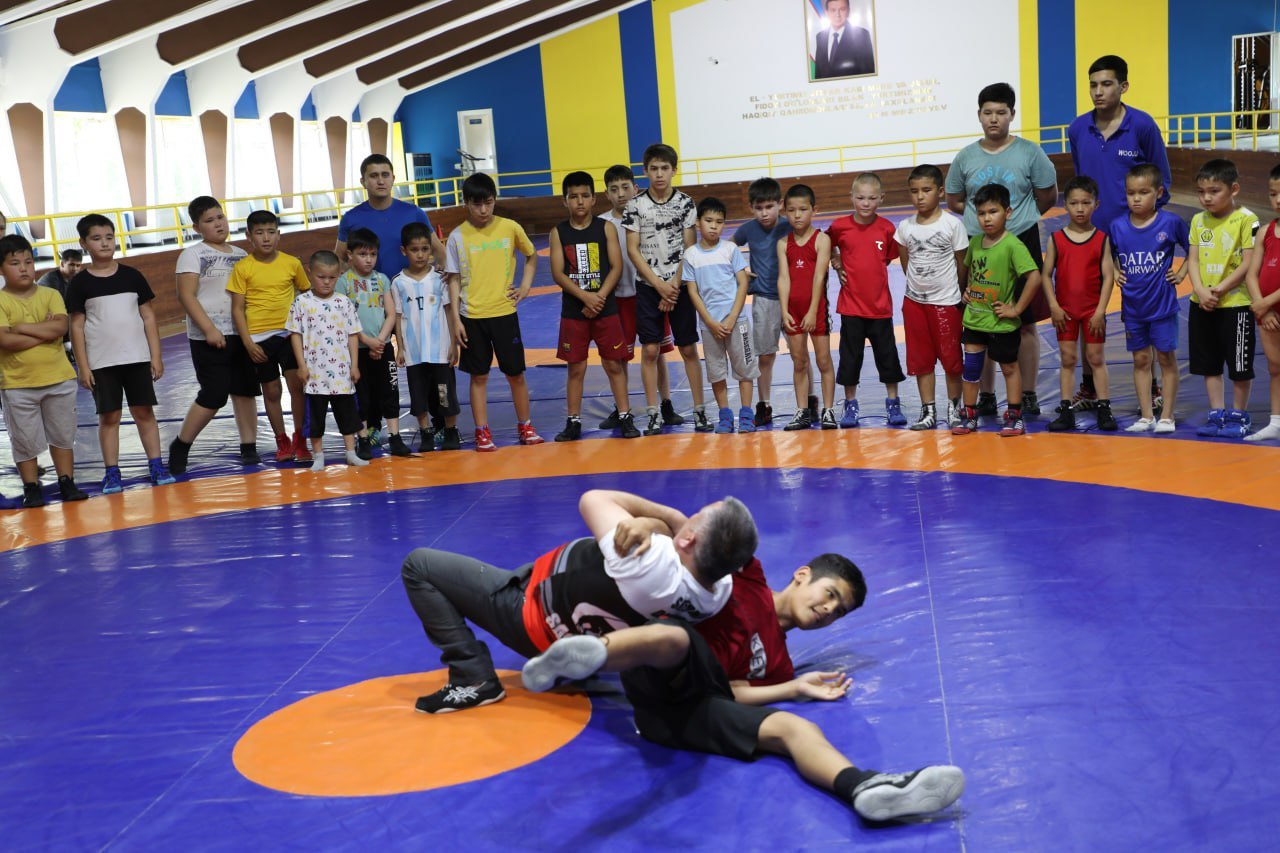 “Erkin kurash” sport turidan mahorat darsi tashkil etildi
