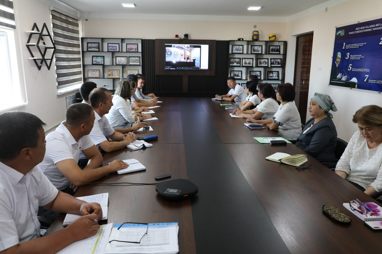 Nukus filiali professor-o’qituvchilari institut tomonidan tashkillangan seminarda ishtirok etmoqda