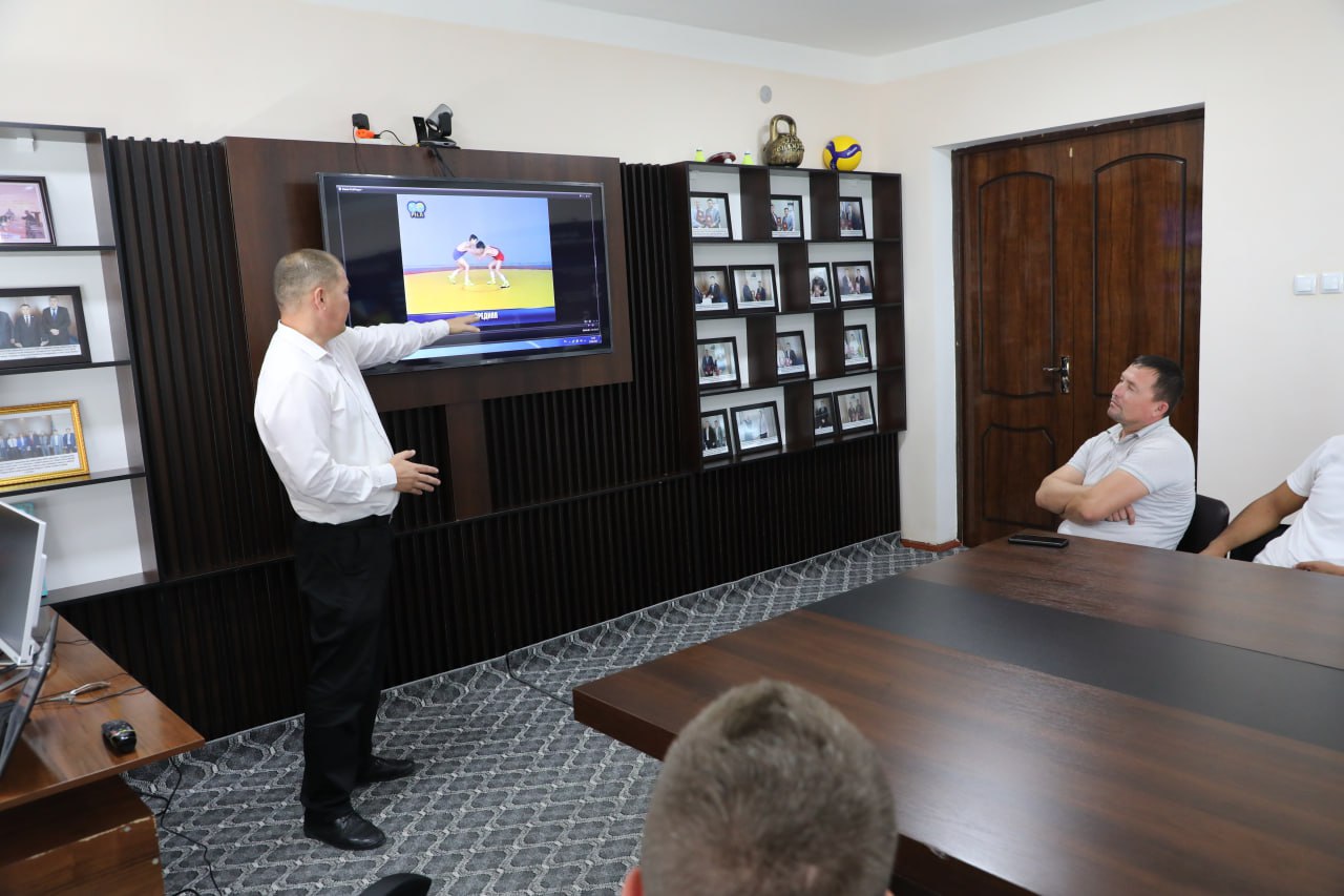 Nukus filialida “Erkin kurash sport turida sportchilarning texnik-taktik harakatlarni oshirishning samarali usullari” mavzusida davra suhbati tashkil etildi.