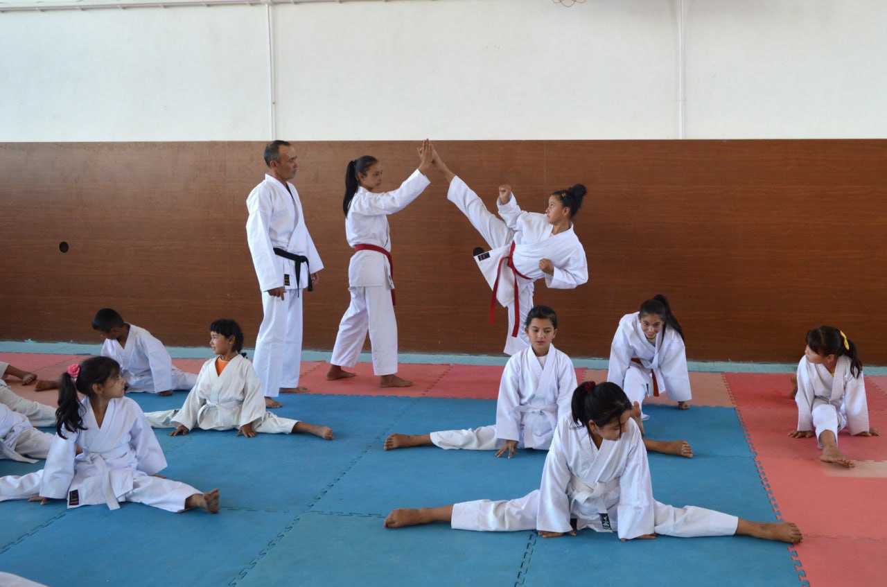 Nukus shahar 1-son sport maktabi karate bazasida mahorat darsi tashkil etildi