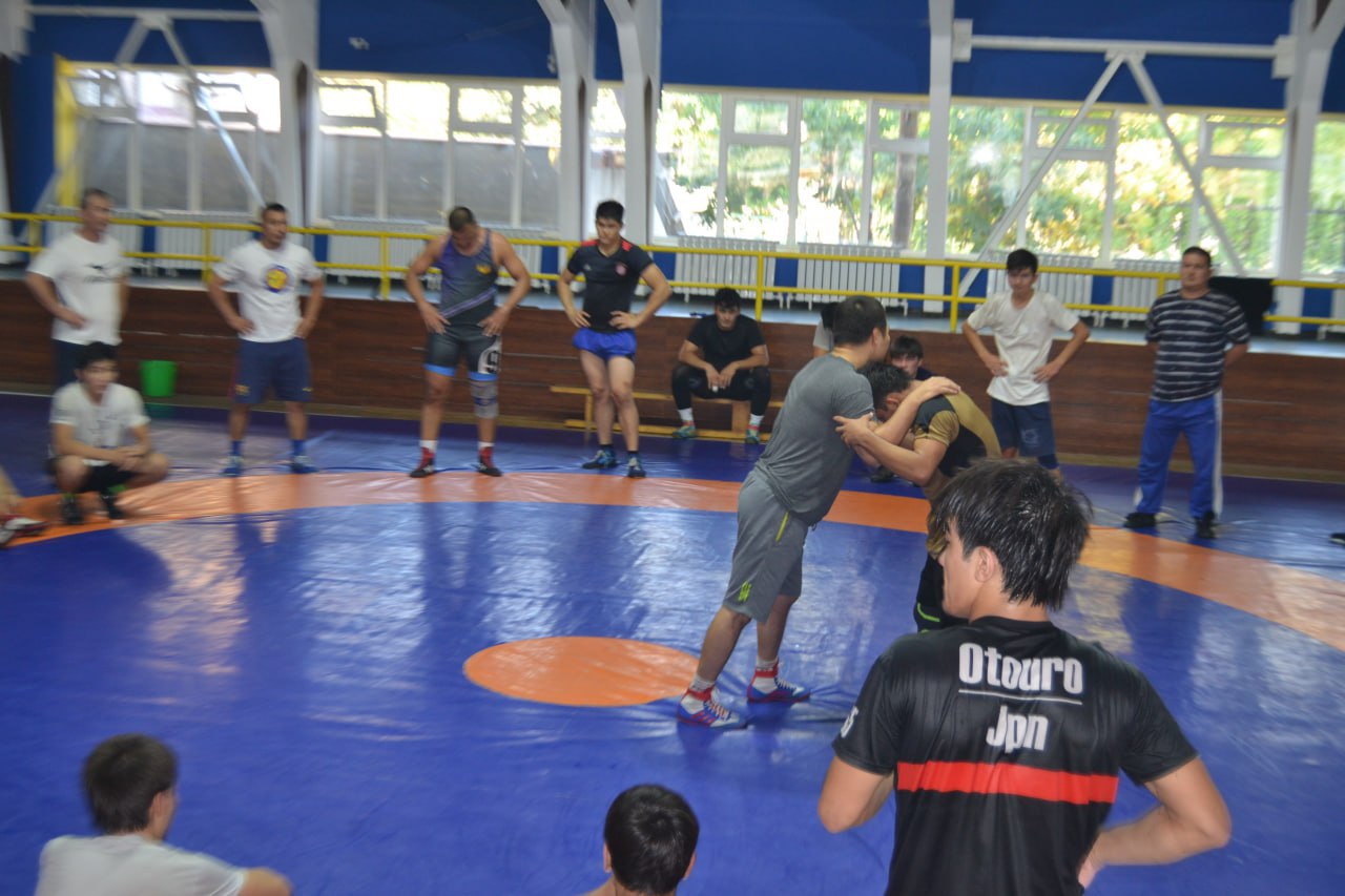 Qoraqalpog’iston Respublikasi sportning yakka kurash turlari boʻyicha ixtisoslashtirilgan sport maktabi zalida mahorat darsi tashkil etildi