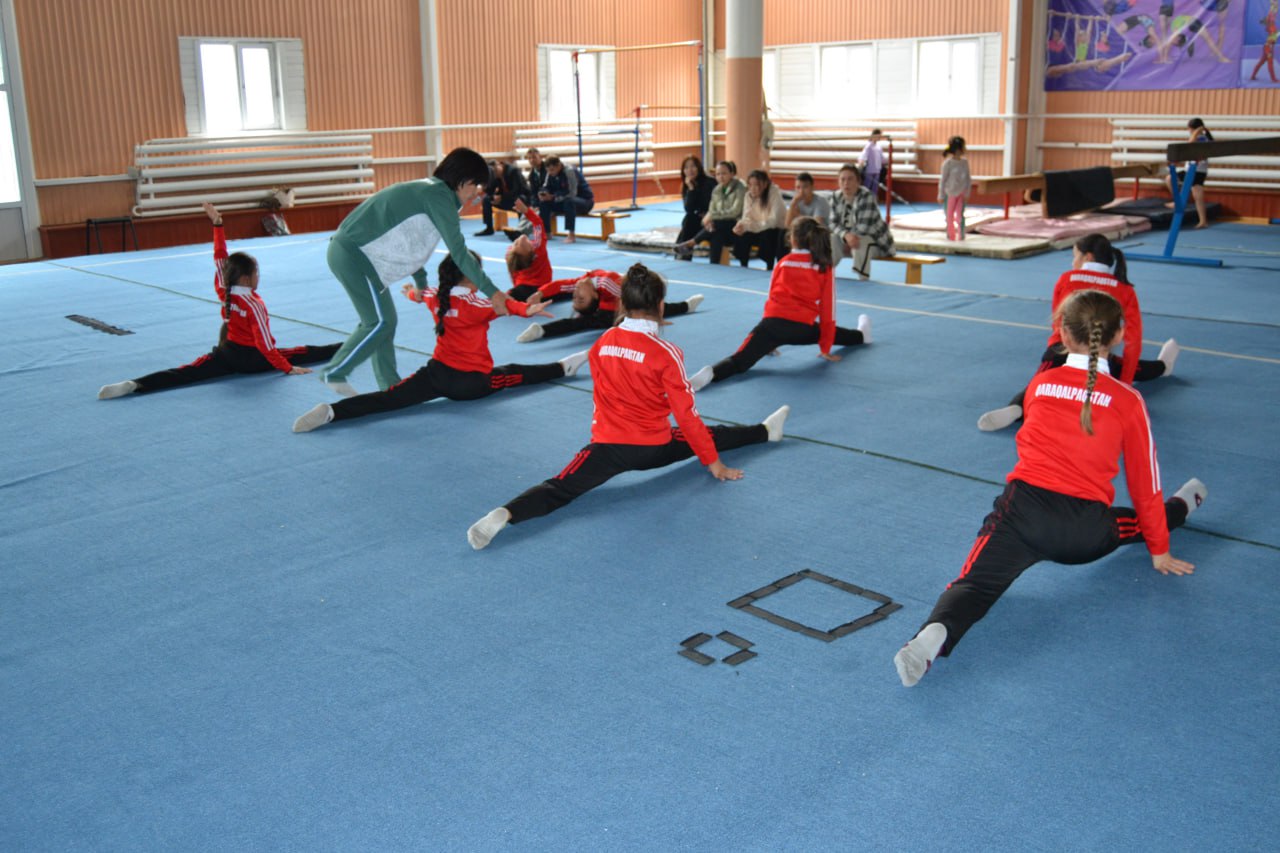 Nukus shahar Respublika gimnastika sport turlari bo‘yicha ixtisoslashtirilgan sport maktabi bazasida “Trampolin” sport turidan mahorat darsi tashkil etildi
