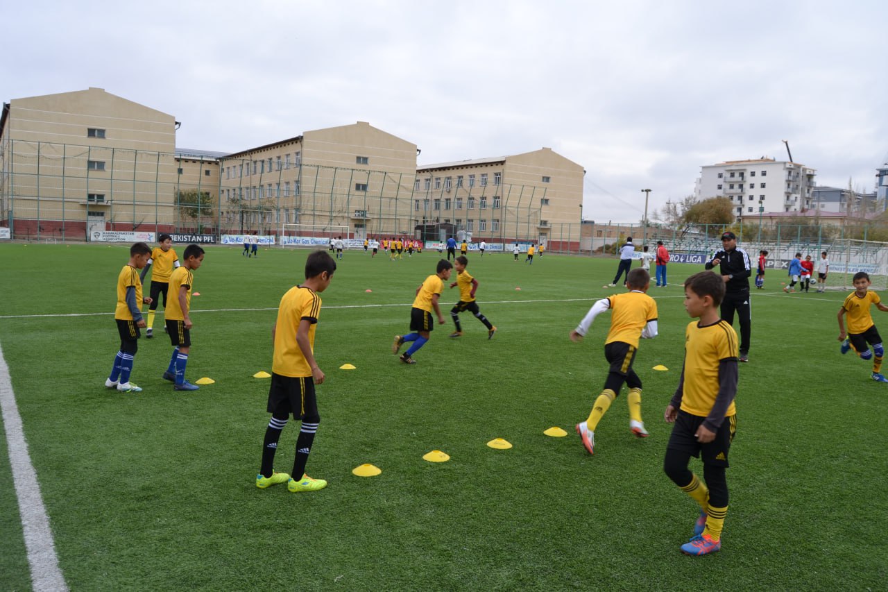 Qoraqalpog‘iston Respublikasi bolalar va o‘smirlar futbol akademiyasida “Futbol” sport turidan mahorat darsi tashkil etildi