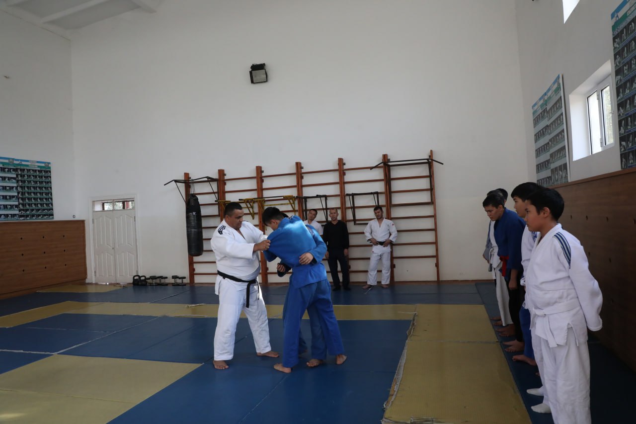 Nukus shahar 2-son sport maktabi dzyudo bazasida mahorat darsi tashkil etildi.