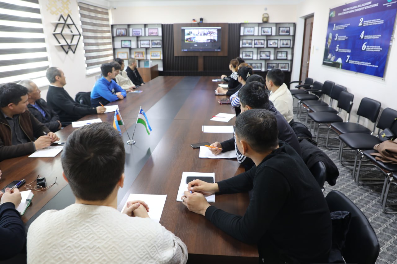 Nukus filialida karate sport turi bo‘yicha trener va mutaxassislar salohiyatlarini oshirish bo‘yicha institutda bo‘lib o‘tayotgan seminar treningda onlayn shaklda ishtirok etmoqda.