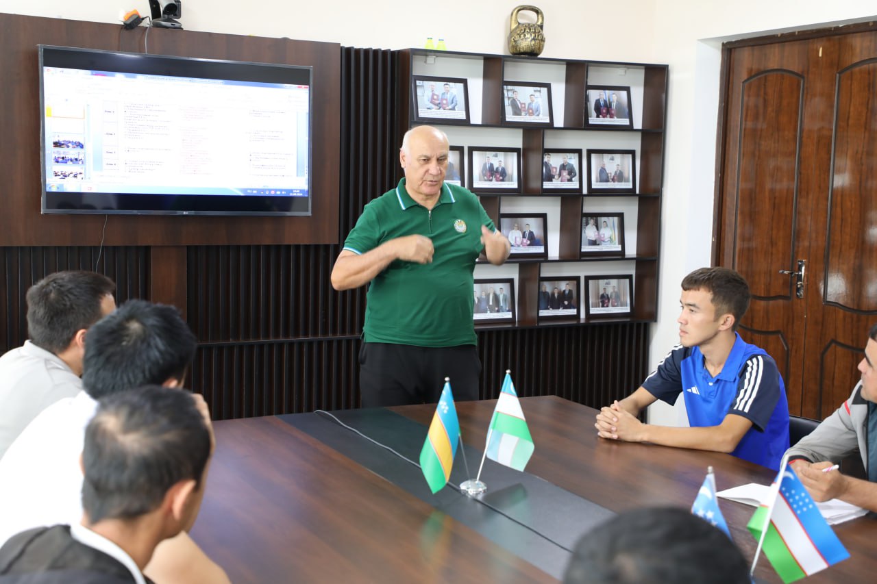 ⚽️Nukus filialida futbol trenerlari yangi 2+2 tizimi asosida malaka oshirmoqda.