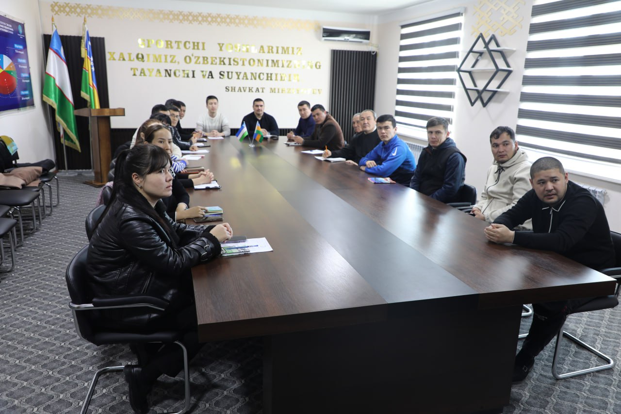 Nukus filialida karate sport turi bo‘yicha trener va mutaxassislar salohiyatlarini oshirish bo‘yicha institutda bo‘lib o‘tayotgan seminar treningda onlayn shaklda ishtirok etmoqda.